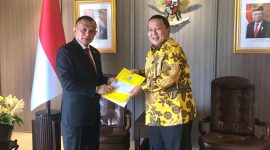 Rekom Golkar untuk Arinal diserahkan oleh Sekretaris DPP Partai Golkar Lodewijk Freidrich Paulus. Foto-fotonya ramai beredar. Dalam foto tampak Arinal didampingi oleh Wakil Ketua Golkar Lampung Aprozi Alam dan Herwan Saleh.